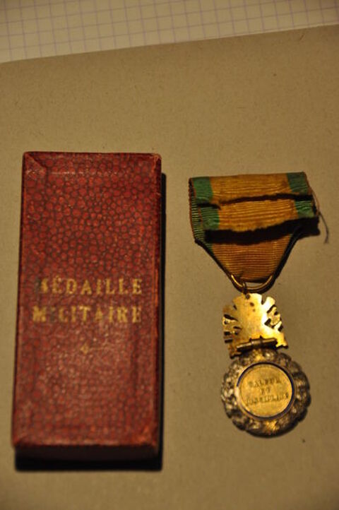 Mdaille militaire de 1870 et sa boite 20 Laines-aux-Bois (10)