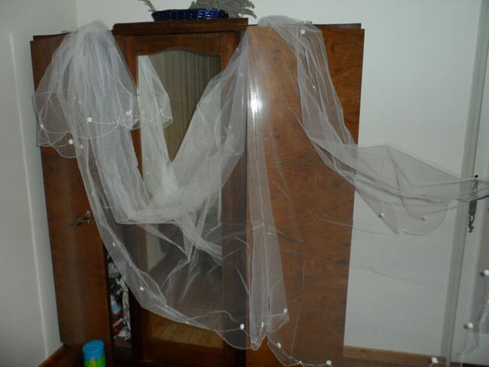 VOILE DE MARIEE 3M AVEC BRODERIES ET PERLES Vêtements