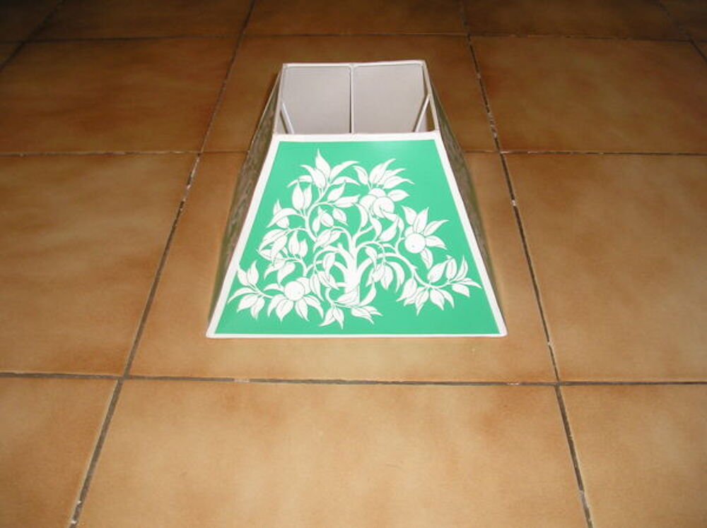 - abat jour pyramide neuf
- 5 € l'un
- 40 € les dix Décoration