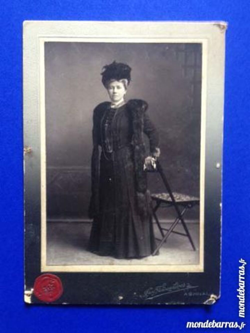 Photo ancienne d'une femme avec cachet de cire 