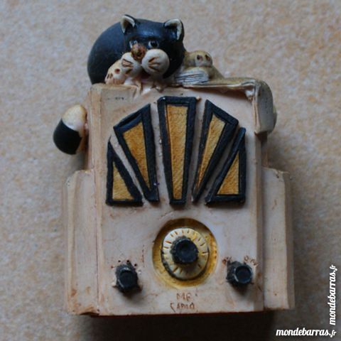 Petit chat en rsine perch sur une radio 5 Cabestany (66)