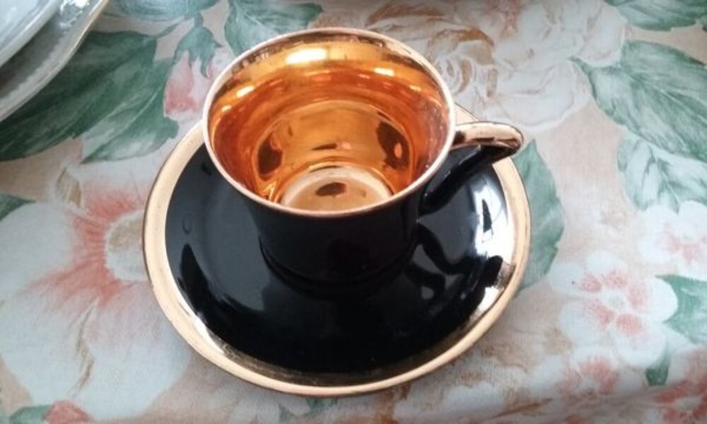 Service &agrave; caf&eacute; noir et dor&eacute; Cuisine