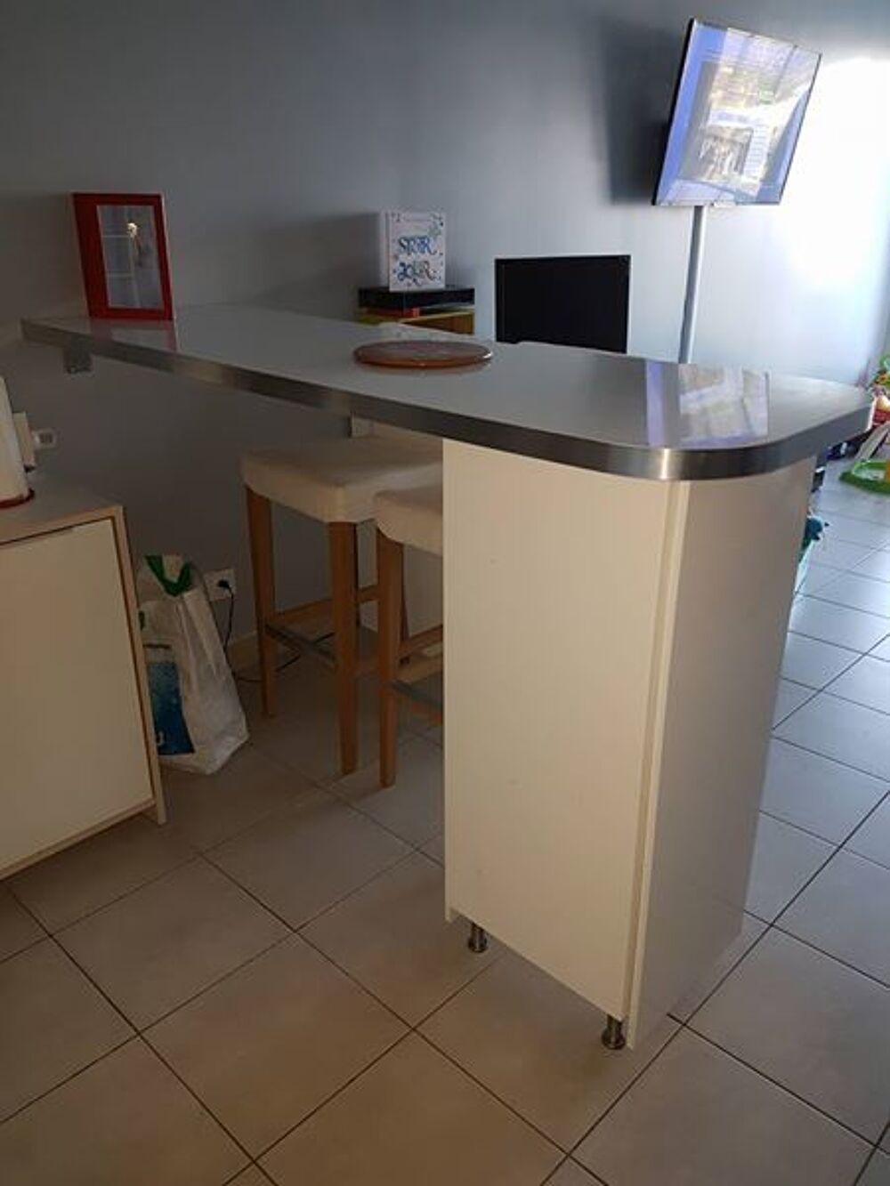 Bar avec rangement + 2 chaises hautes Meubles