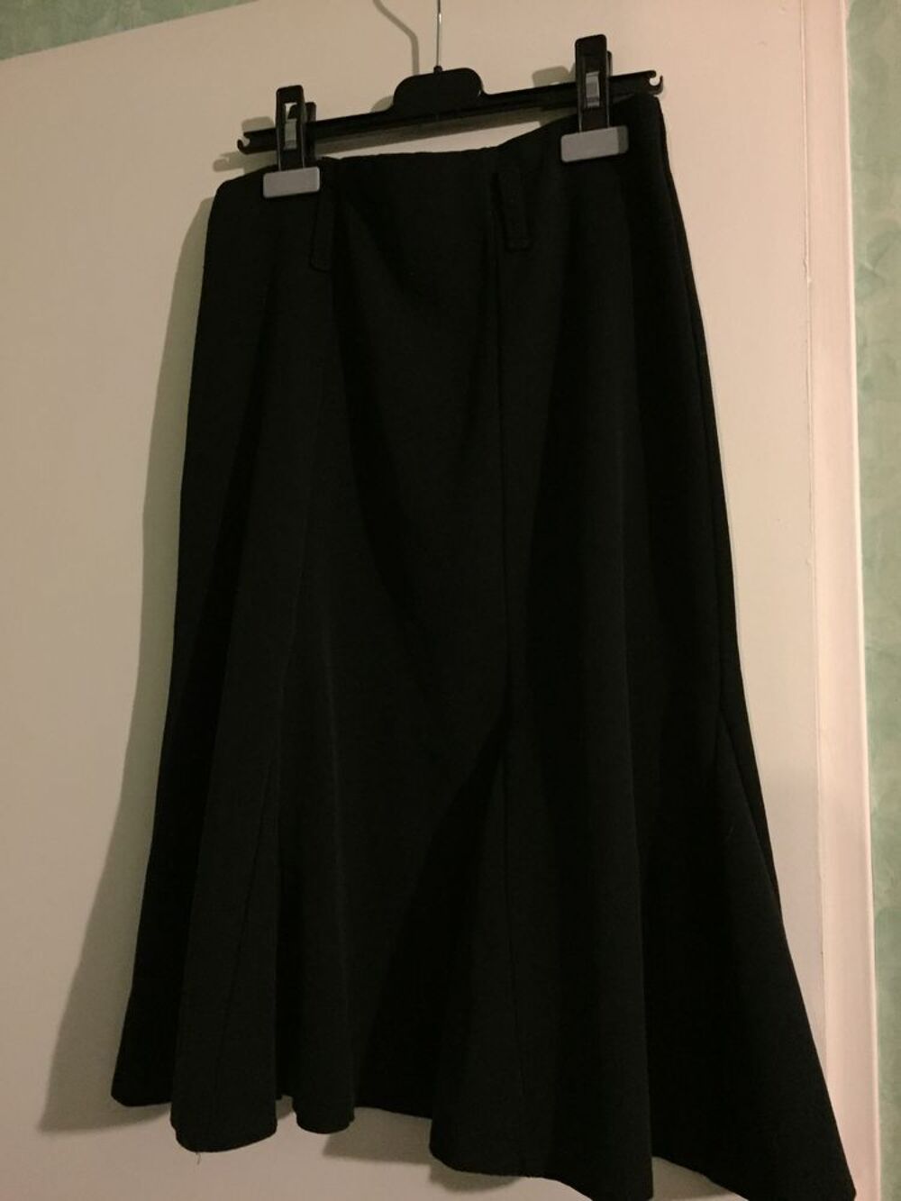 JUPE NOIRE A GODETS T. 2 Vêtements