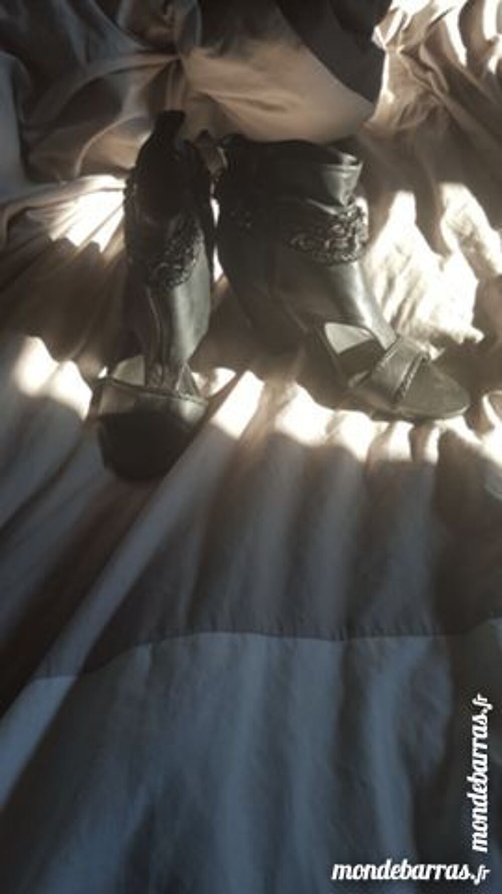 Chaussures avec cha&icirc;ne sur le c&ocirc;t&eacute; Chaussures