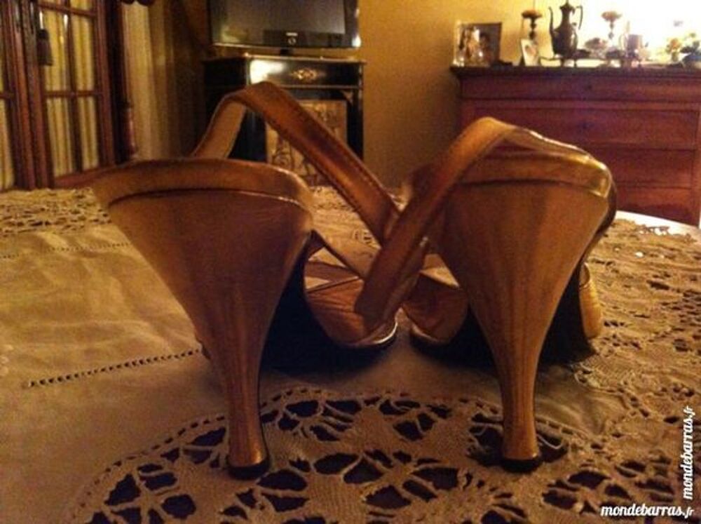 CHAUSSURES FEMMES EN CUIR DORE Chaussures
