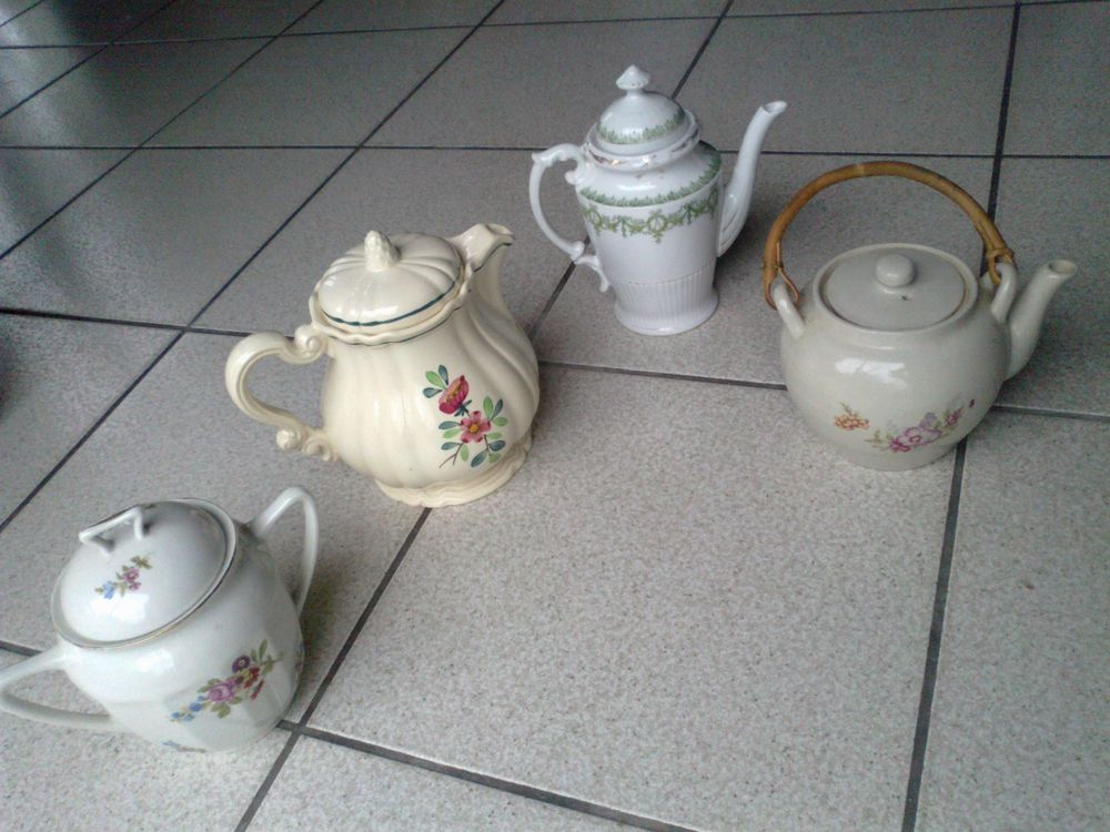 Lot cafeti&egrave;res et th&eacute;i&egrave;re anciennes Décoration