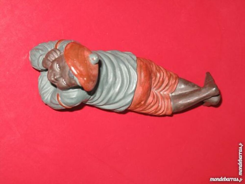 Statuette r&eacute;sine jeune homme allong&eacute; Jeux / jouets