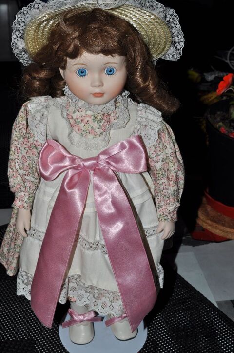 Poupe en porcelaine et son n?ud rose 5 Perreuil (71)