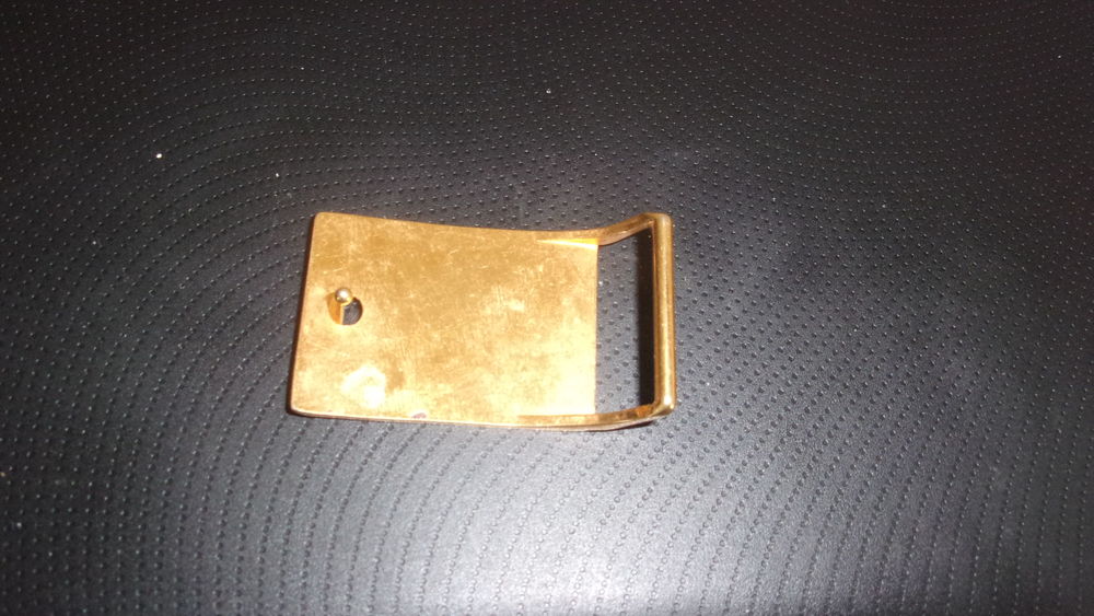BOUCLE DE CEINTURE YSL METAL DORE. Maroquinerie
