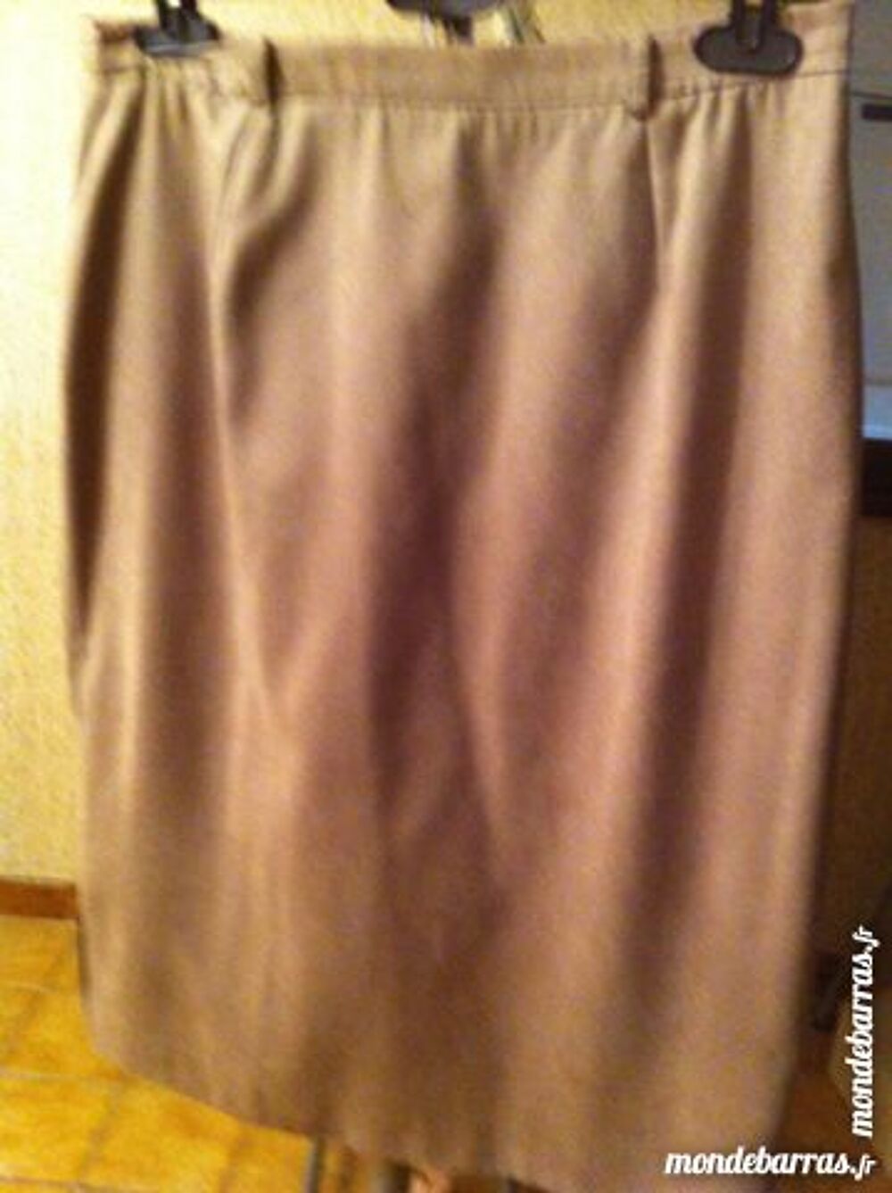 jupe beige (marque PIERBE) Vêtements
