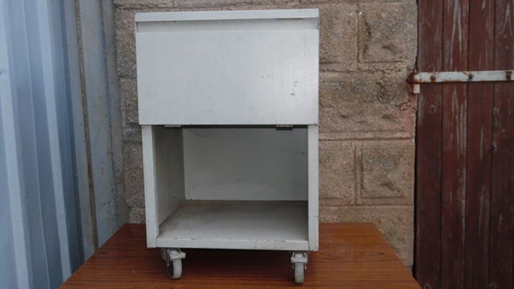 MEUBLE METALLIQUE Meubles
