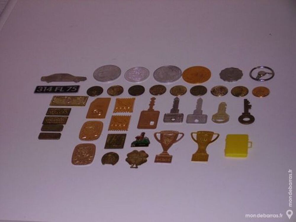 LOT DE 40 OBJETS PUBLICITAIRES DES V.P.C. 
