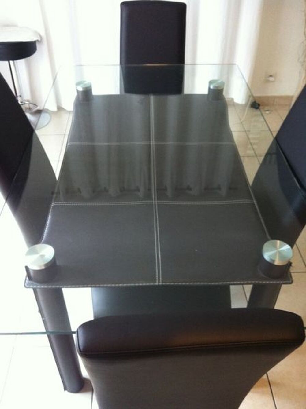 Table a manger en verre et cuir Meubles