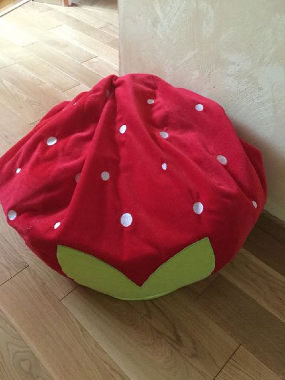 Pouf en. Forme. De fraise Mobilier enfants