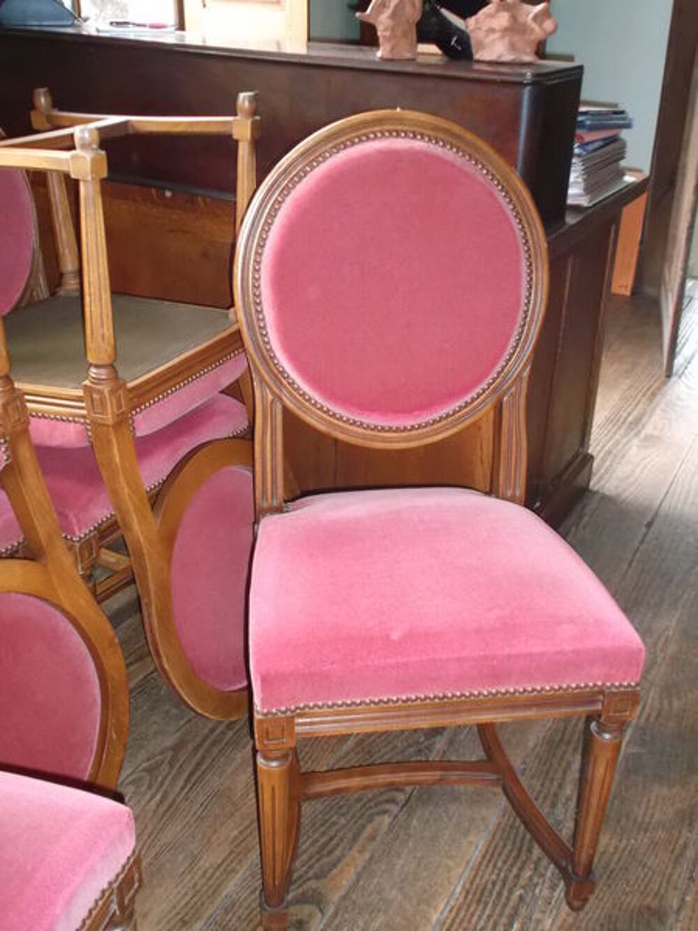 Chaises "m&eacute;daillon" Meubles
