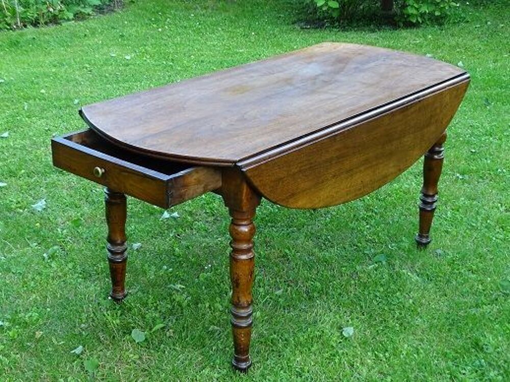 Belle table ovale en noyer d'&eacute;poque Louis-Philippe Meubles