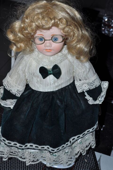 Poupe en porcelaine avec ses lunettes 5 Perreuil (71)