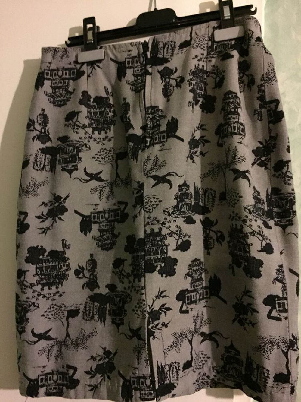 JUPE GRISE COURTE DESSINS CHINOIS T. 38 Vêtements