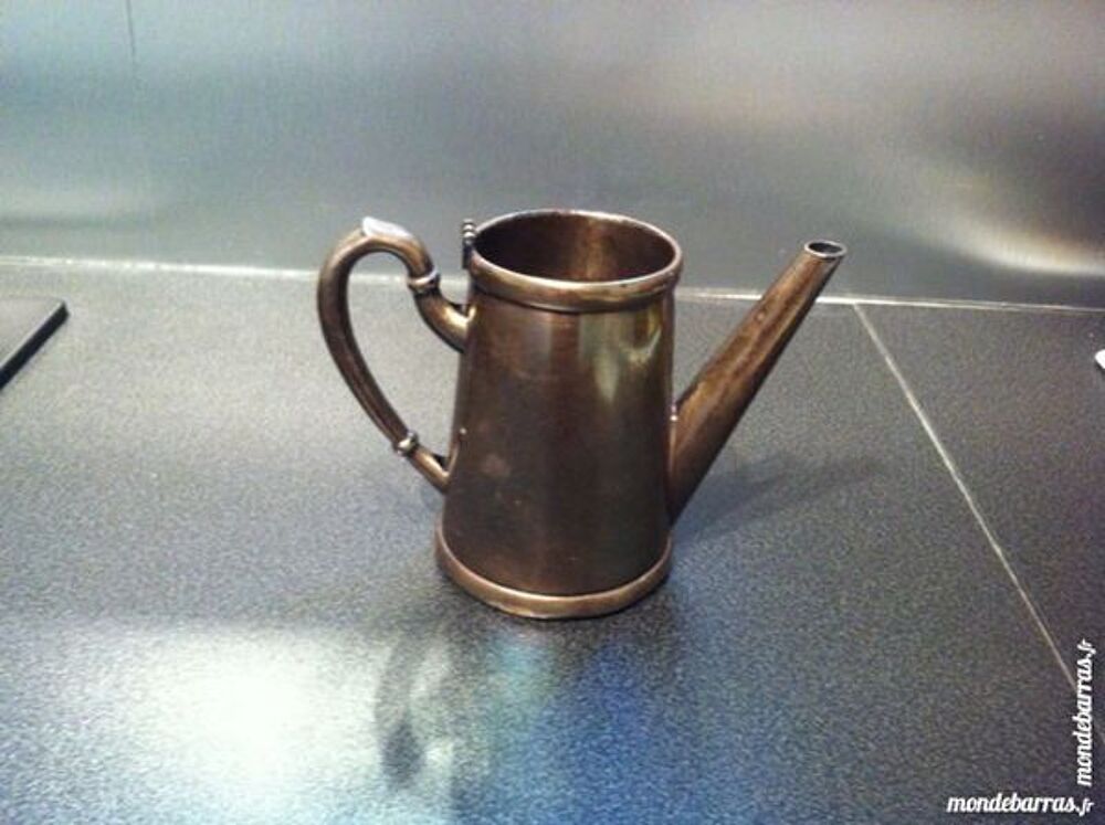 PETIT PICHET ANCIEN EN METAL ARGENTE Décoration