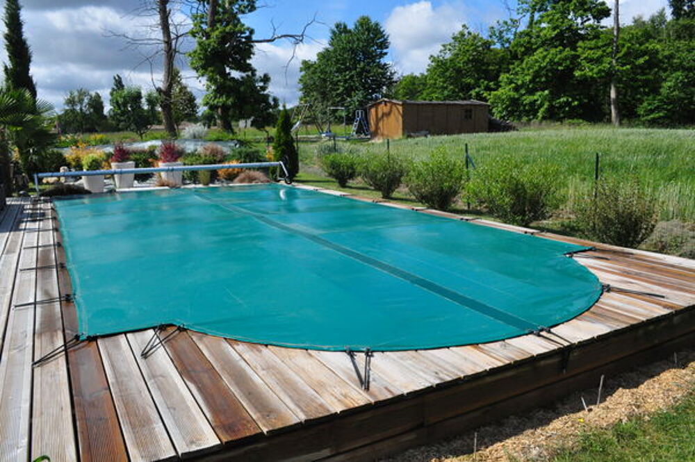 bache piscine avec enrouleur. Jardin