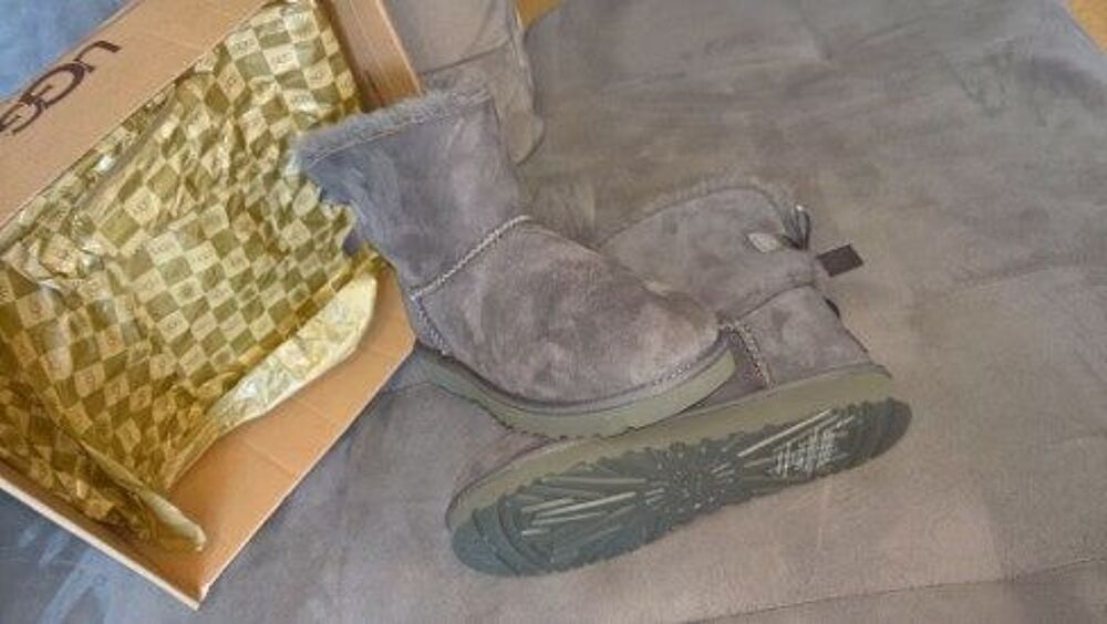UGGS Grises Neuves taille 39 Chaussures