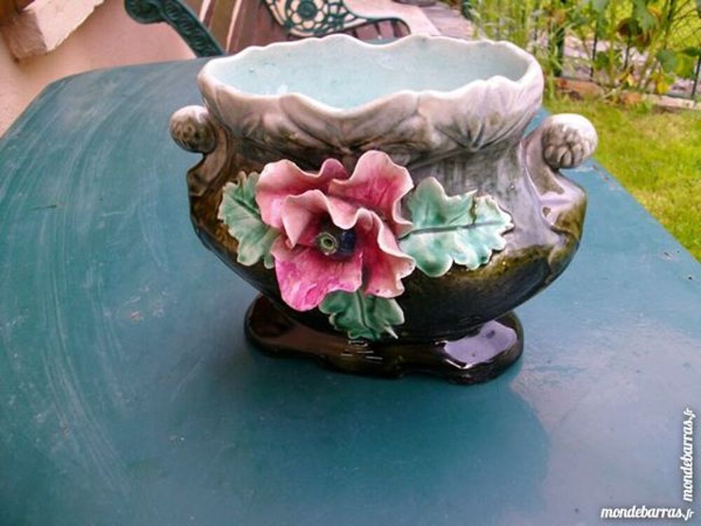 ancienne jardini&eacute;re en barbotine Décoration