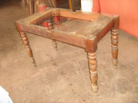 PIETEMENT DE TABLE A RALONGE NOYER 19 EM A RESTAURER.
100 Marseille 13 (13)