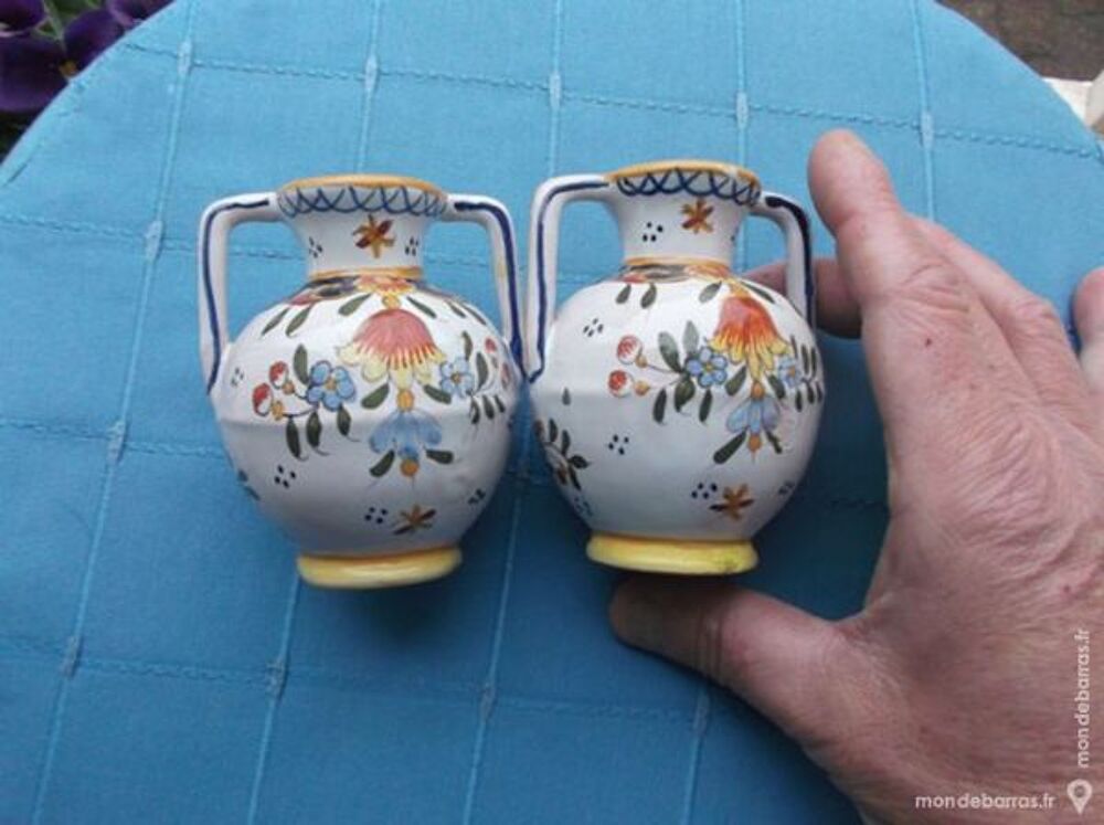 Faience de Desvres une paire de 2 vases &agrave; anses. 