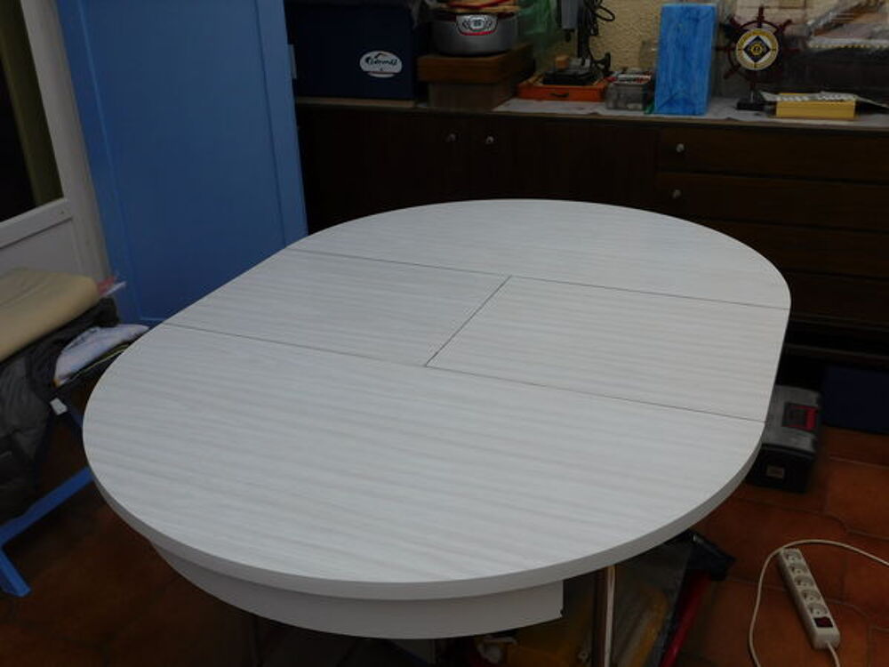 TABLE EN FORMICA RONDE CONVERTIBLE Meubles