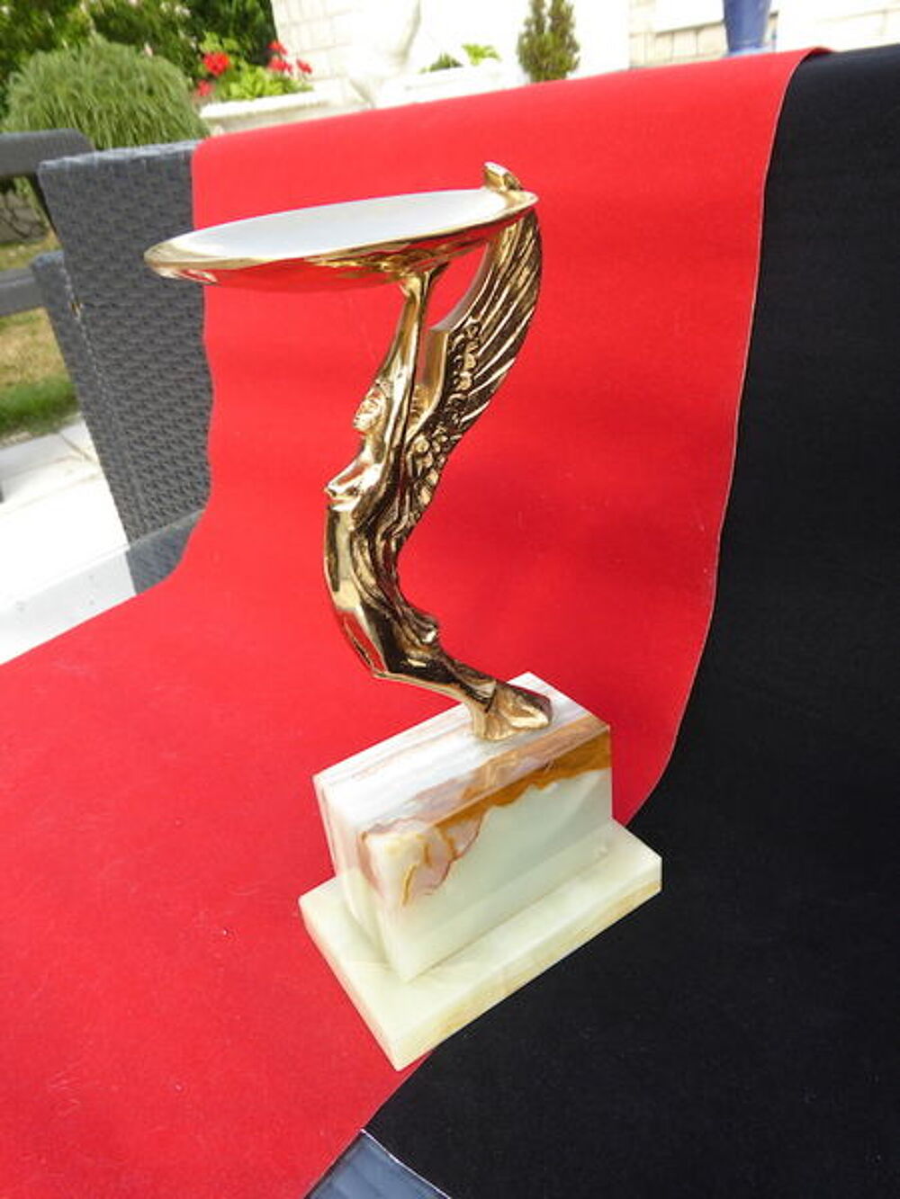 Statue dor&eacute;e avec socle en onyx Décoration