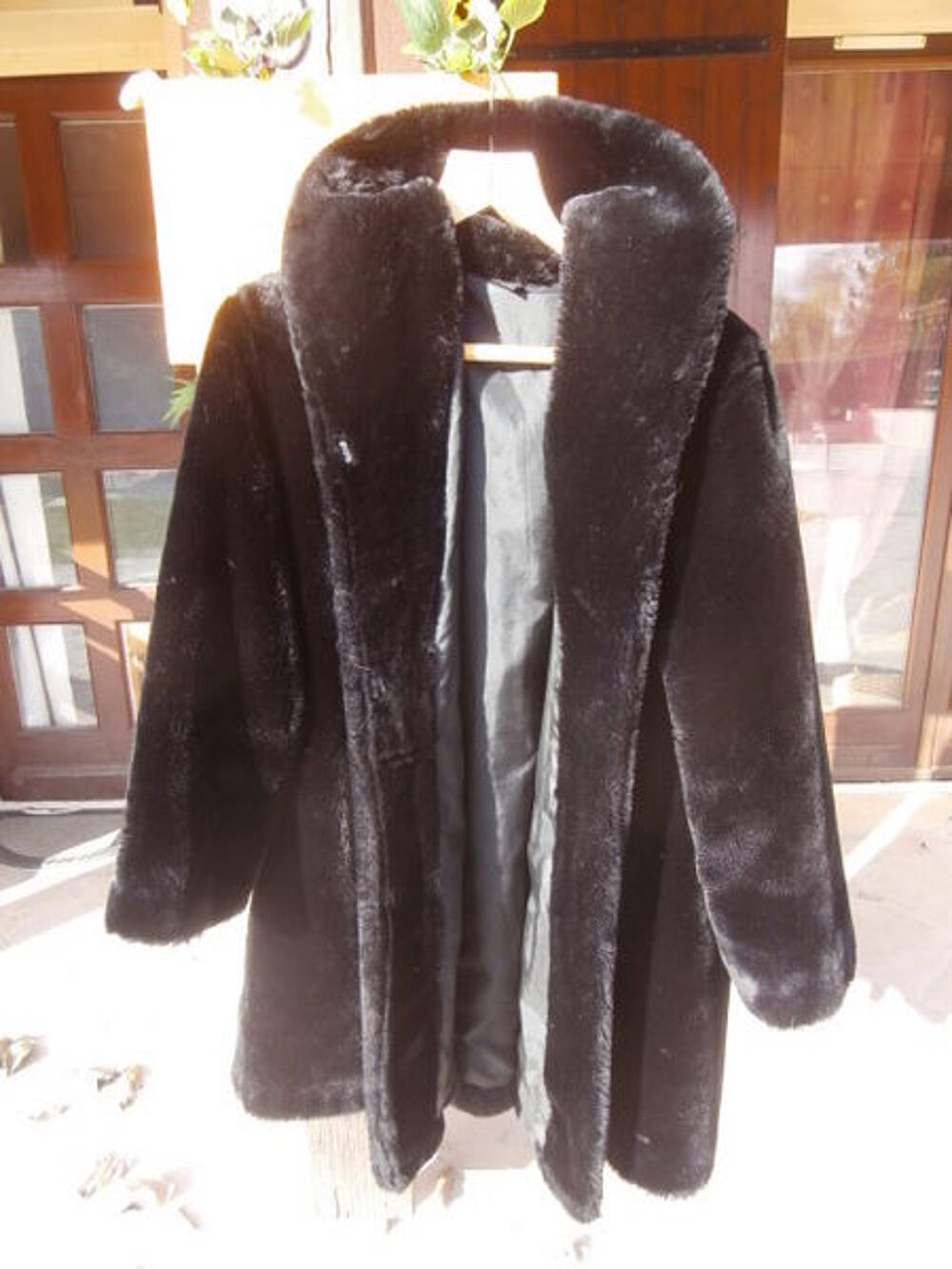 MANTEAU NOIR EN FAUSSE FOURRURE Vêtements