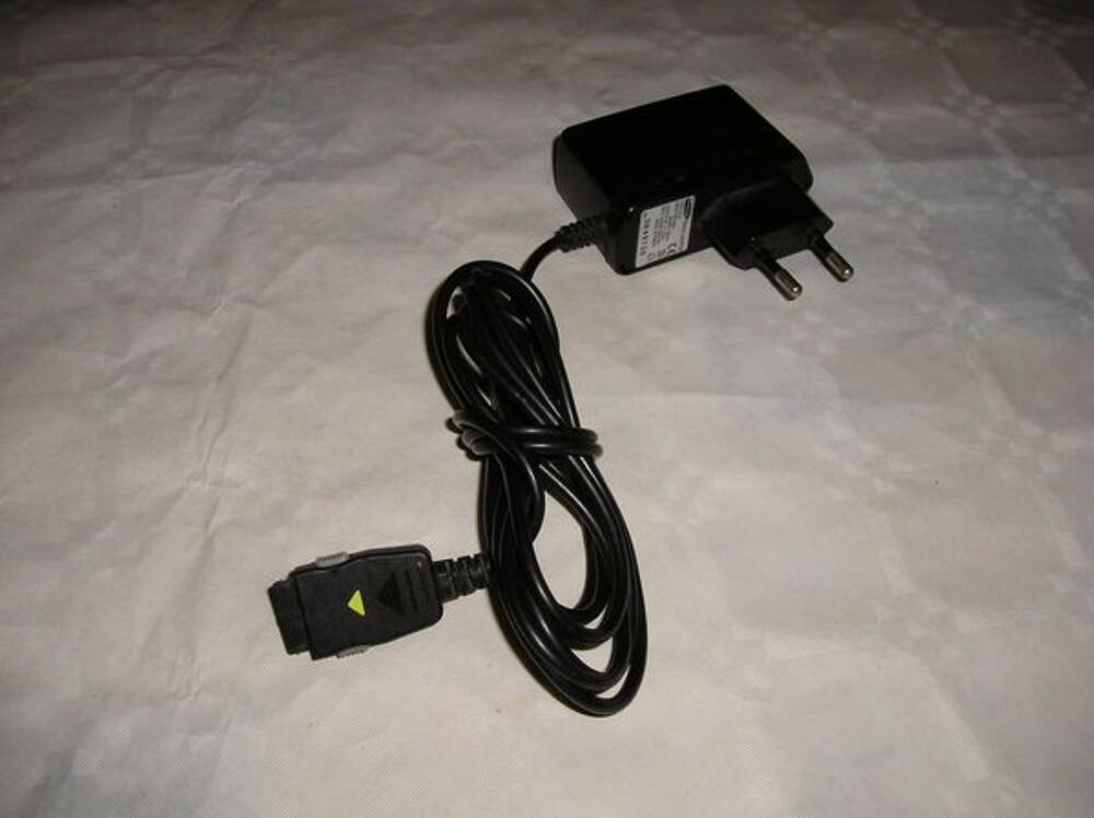 chargeur de t&eacute;l&eacute;phone samsung - type TA 12 Tlphones et tablettes