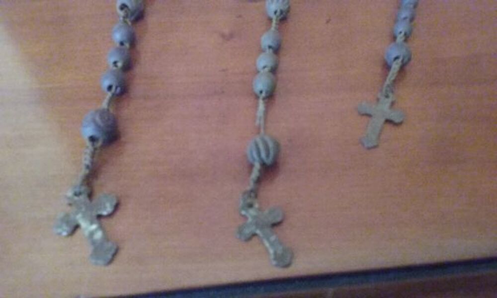 3 chapelets en bois 