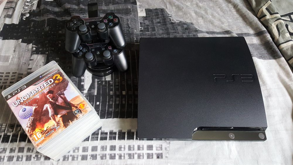 Playstation 3 slim + 7 jeux + 2 manettes Consoles et jeux vidéos
