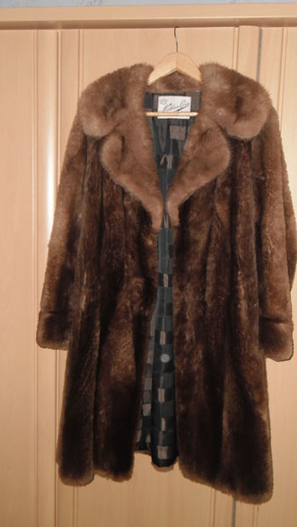 Vends 2 vestes en fourrures Vêtements