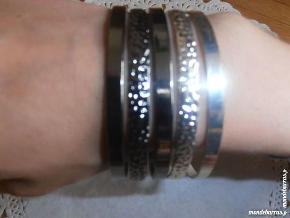Ensemble de 5 bracelets (28) Bijoux et montres