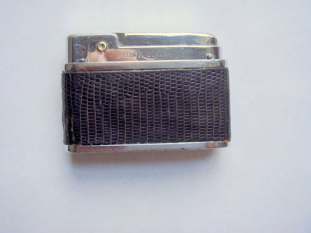 Briquet Silver Match gain&eacute; cuir &agrave; cartouche gaz.
