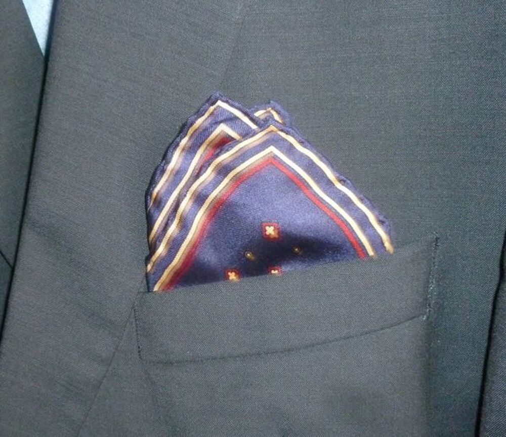 POCHETTE pour COSTUME en soie bleue Vêtements