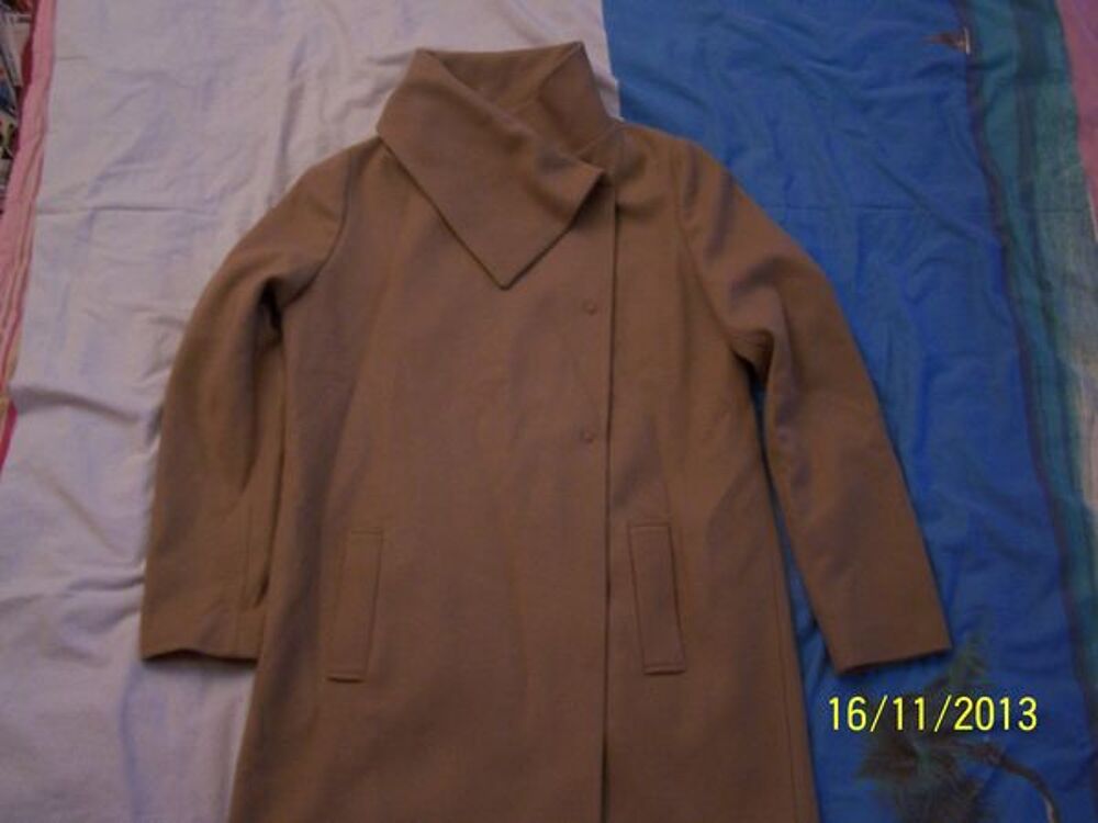 VESTE OU PETIT MANTEAU BENETTON NEUF TAILLE 44 Vêtements