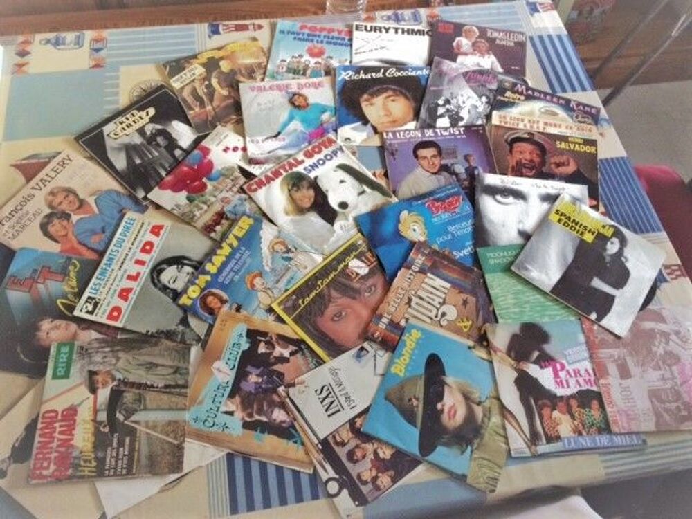 LOT DE 30 DISQUES 45 TOURS CD et vinyles