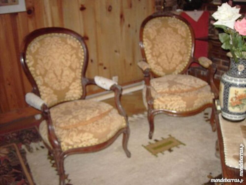 3 fauteuils et une chaise style Louis XV. Meubles