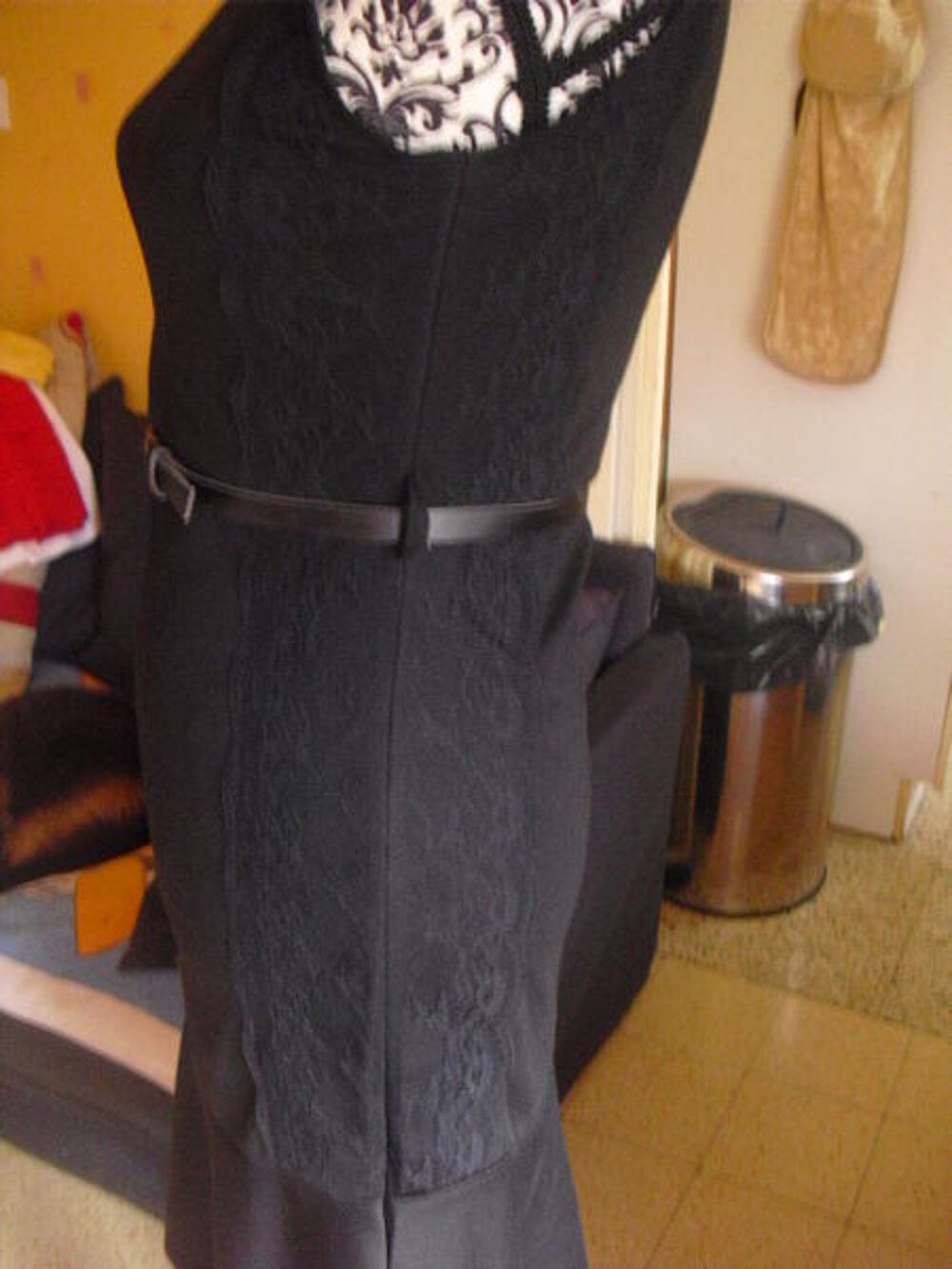 robe noire dentelles avec ceinture NEUVE encore &eacute;tiquette T1 Vtements