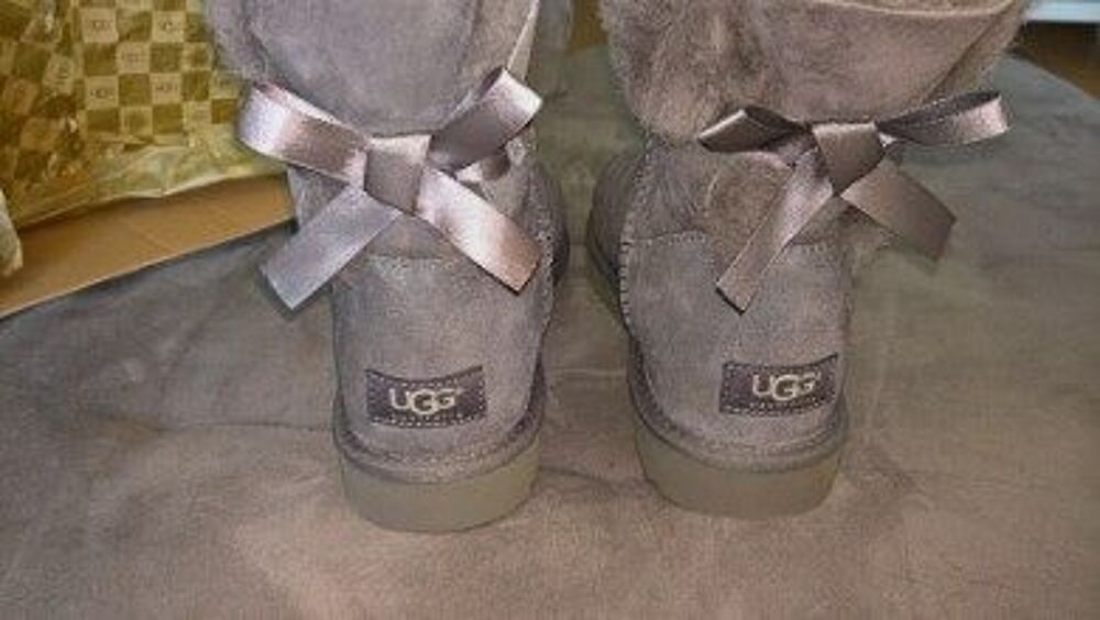 UGGS Grises Neuves taille 39 Chaussures