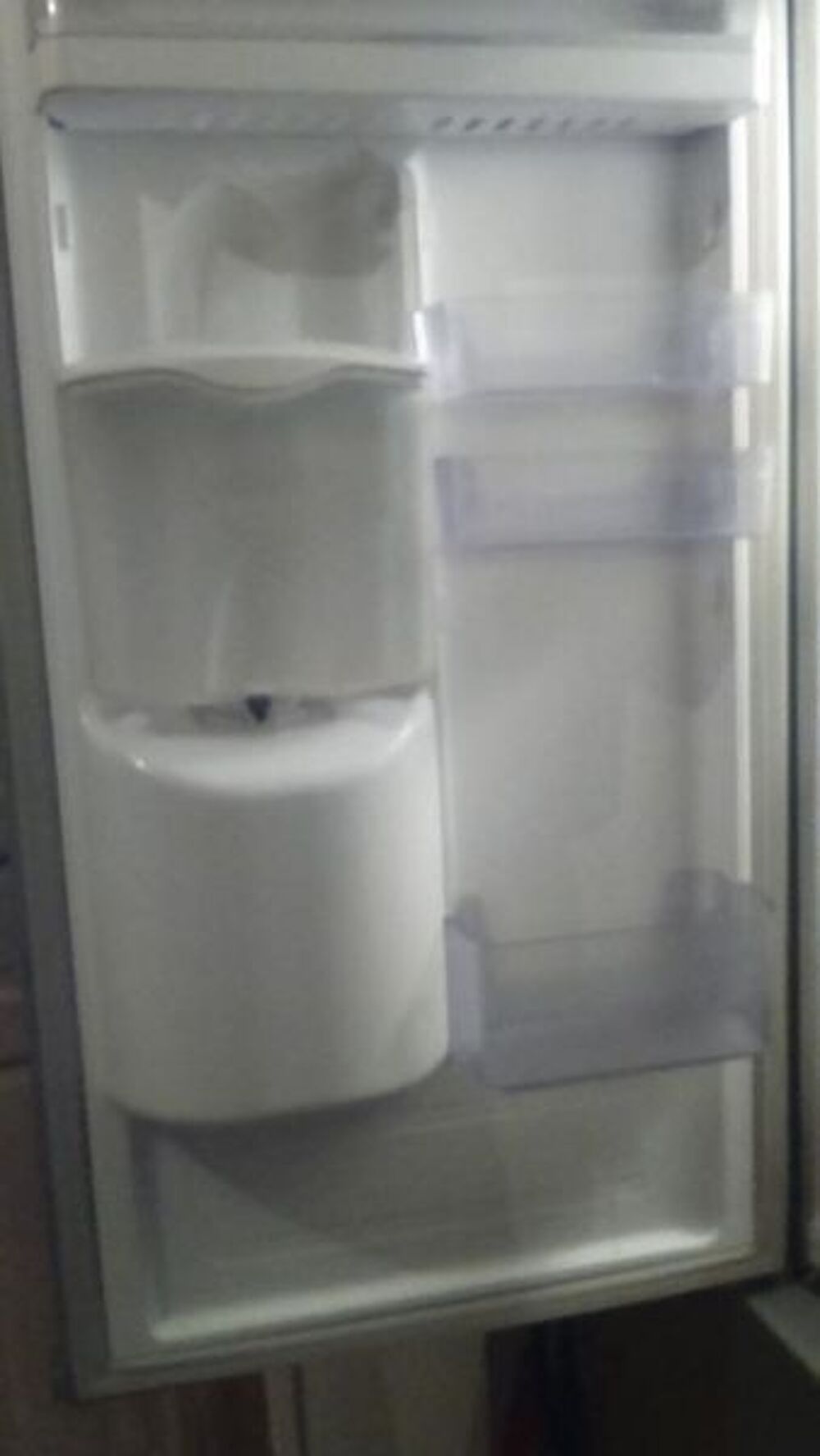 URGENT Frigidaire avec distributeur d'eau Electroménager