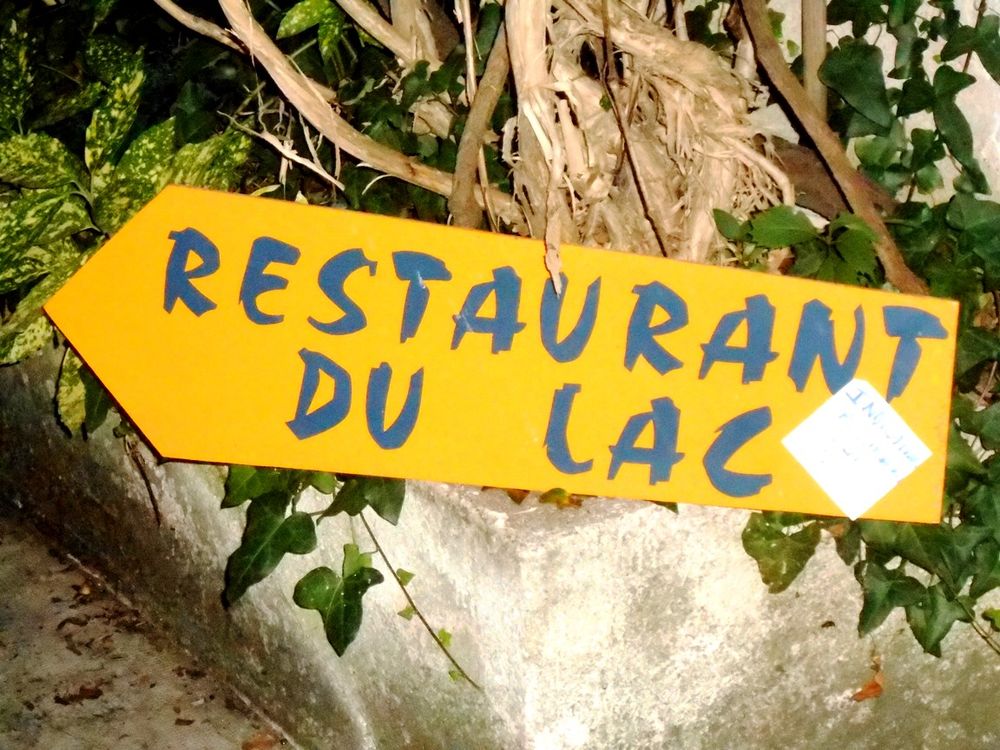 v&eacute;ritable pub en bois "restaurant du lac" Décoration