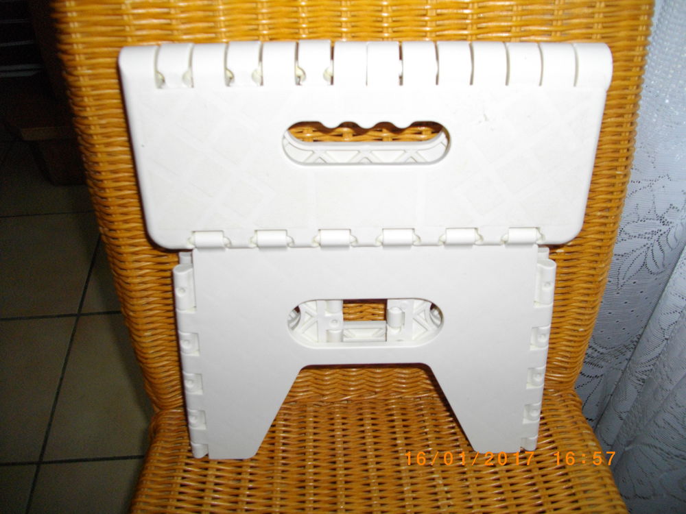 TABOURET / MARCHEPIED PLIANT Meubles
