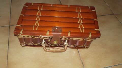Tr�s jolie mallette  en bambou v�ritable
15 Sept�mes-les-Vallons (13)