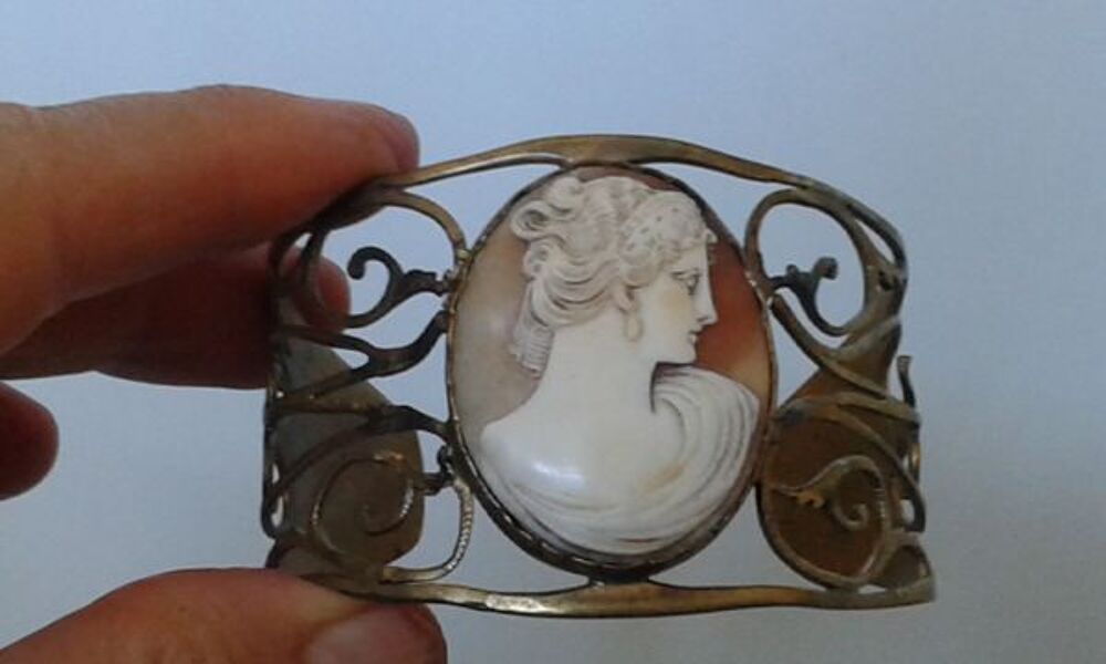 Bracelet avec tr&egrave;s joli Cam&eacute;e Bijoux et montres