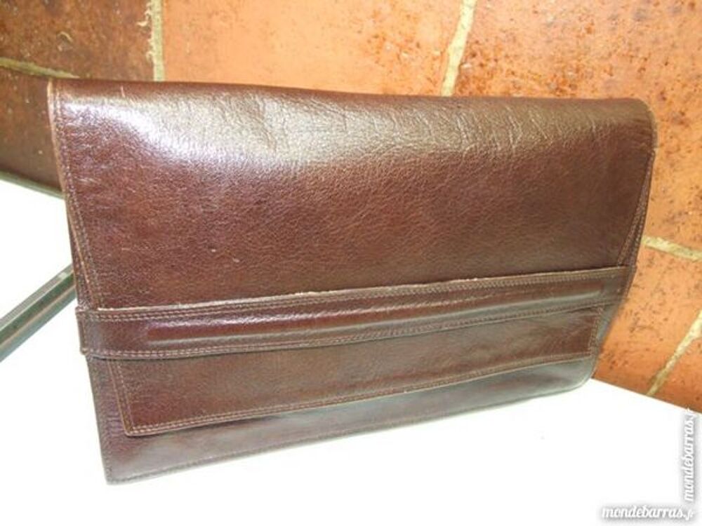 grande pochette CUIR grrain&eacute; Maroquinerie